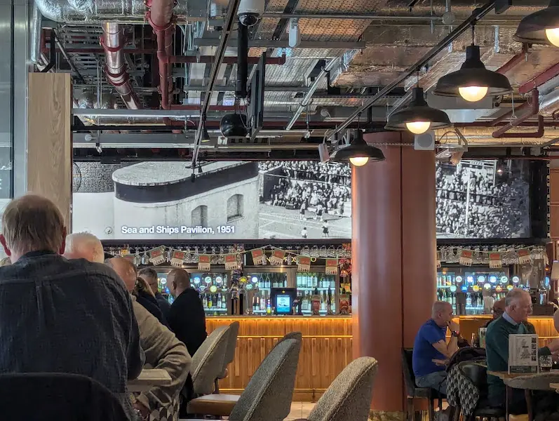 The Lion & The Unicorn, Waterloo