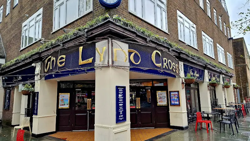 The Lynd Cross, Horsham